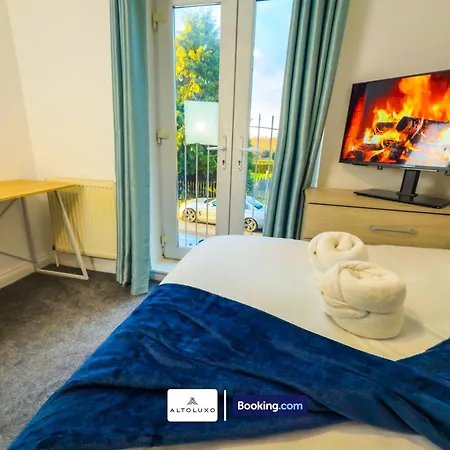 The Purple 5 Bedroom House By Altoluxoexperience Short Lets & Serviced With Free Parking בריסטול