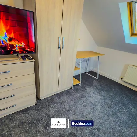 The Purple 5 Bedroom House By Altoluxoexperience Short Lets & Serviced With Free Parking *