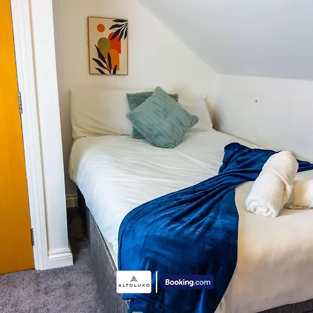 The Purple 5 Bedroom House By Altoluxoexperience Short Lets & Serviced With Free Parking * בריסטול